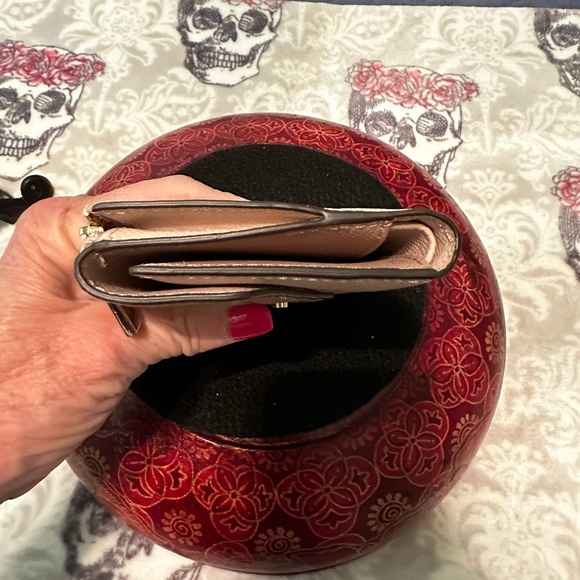 Michael Kors Saffiano Leather Trifold Wallet *GREAT CONDITION* - Picture 5 of 14